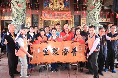 和平專案至環清宮  盧市長贈匾感謝致力公益